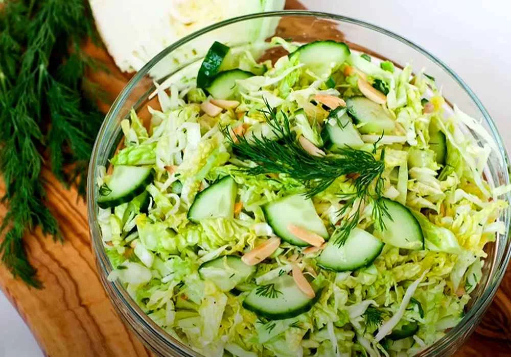 Przepis kulinarny: Sałatka z kapusty, jabłka i świeżego ogórka